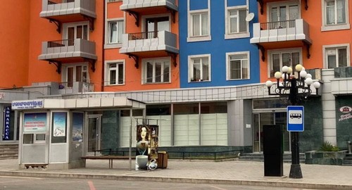 Пустая улица в Степанакерте во время воздушной тревоги. Фото Алвард Григорян для "Кавказского узла". Пустая улица в Степанакерте во время воздушной тревоги. Фото Алвард Григорян для "Кавказского узла".