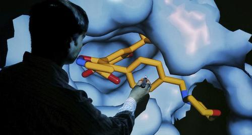 Ученый Натан Браун перемещает 3D-модель белка HSP90 на экран в Институте исследований рака в Саттоне. Фото: REUTERS/Stefan Wermuth Ученый Натан Браун перемещает 3D-модель белка HSP90 на экран в Институте исследований рака в Саттоне. Фото: REUTERS/Stefan Wermuth
