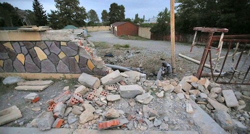 Разрушенный забор азербайджанском селе. Фото Азиза Каримова для "Кавказского узла" Разрушенный забор азербайджанском селе. Фото Азиза Каримова для "Кавказского узла"