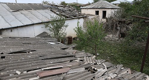 Разрушенные крыши домов в результате обстрела. Мартуни, Нагорный Карабах. Фото: Hayk Baghdasaryan/Photolure via REUTERS Разрушенные крыши домов в результате обстрела. Мартуни, Нагорный Карабах. Фото: Hayk Baghdasaryan/Photolure via REUTERS