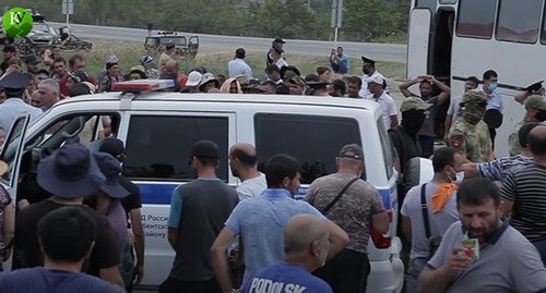 Жители лагеря близ Куллара. Стоп-кадр видео "Кавказского узла" https://www.youtube.com/watch?v=FvC3Fw73mK4&feature=emb_logo Жители лагеря близ Куллара. Стоп-кадр видео "Кавказского узла" https://www.youtube.com/watch?v=FvC3Fw73mK4&feature=emb_logo