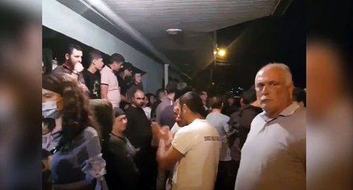 На площади в Болниси после массовой драки сторонников правящей партии "Грузинская мечта" и оппозиционного объединения "Сила в единстве" 27.09.2020. Кадр видео პირველი არხი Georgian Public Broadcaster https://www.youtube.com/watch?time_continue=9&v=KAvMusGD4uo&feature=emb_logo На площади в Болниси после массовой драки сторонников правящей партии "Грузинская мечта" и оппозиционного объединения "Сила в единстве" 27.09.2020. Кадр видео პირველი არხი Georgian Public Broadcaster https://www.youtube.com/watch?time_continue=9&v=KAvMusGD4uo&feature=emb_logo