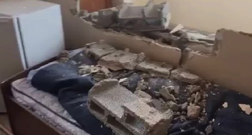 Разрушенная стена дома в результате обстрела Степанакерта. Стоп-кадр видео "Кавказского узла" Разрушенная стена дома в результате обстрела Степанакерта. Стоп-кадр видео "Кавказского узла"