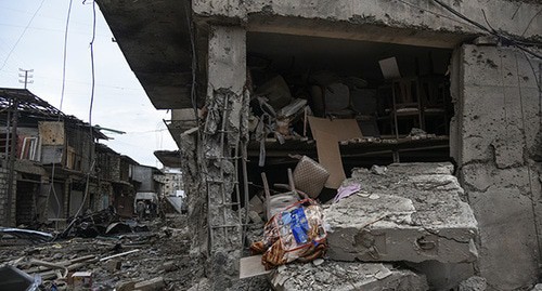 Разрушенный дом в Степанакерте. Фото: David Ghahramanyan/NKR InfoCenter/PAN Photo/Handout via REUTERS Разрушенный дом в Степанакерте. Фото: David Ghahramanyan/NKR InfoCenter/PAN Photo/Handout via REUTERS