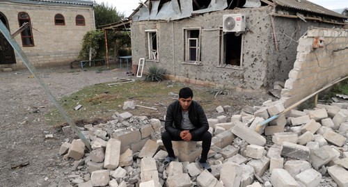 Селянин сидит на развалинах забора своего дома. Фото Азиза Каримова для "Кавказского узла" Селянин сидит на развалинах забора своего дома. Фото Азиза Каримова для "Кавказского узла"