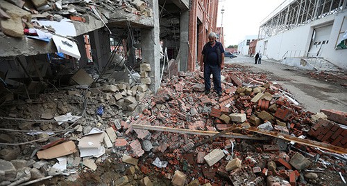 Разрушенный жилой дом в Гяндже, октября 2020. Фото: REUTERS/Aziz Karimov Разрушенный жилой дом в Гяндже, октября 2020. Фото: REUTERS/Aziz Karimov