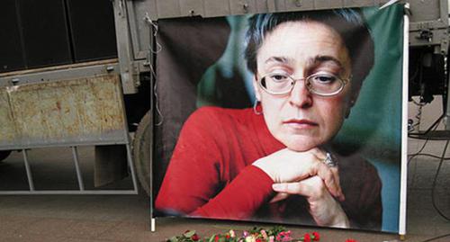 Баннер с фотографией Анны Политковской, Чистопрудный б-р, 2009 год. Фото из архива "Кавказского узла" Баннер с фотографией Анны Политковской, Чистопрудный б-р, 2009 год. Фото из архива "Кавказского узла"