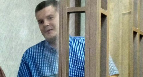 Алексей Дядькин в "клетке", показывает письма поддержки, которые ему приходят в СИЗО. Фото Валерия Люгаева для "Кавказского узла"
Алексей Дядькин в "клетке", показывает письма поддержки, которые ему приходят в СИЗО. Фото Валерия Люгаева для "Кавказского узла"