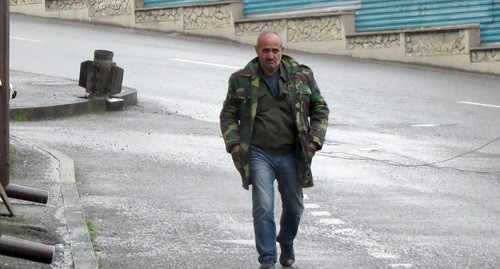 Мужчина на улице Степанакерта после обстрела, на заднем плане неразорвавшийся снаряд. Фото Алвард Григорян для "Кавказского узла". Мужчина на улице Степанакерта после обстрела, на заднем плане неразорвавшийся снаряд. Фото Алвард Григорян для "Кавказского узла".