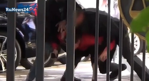 Задержание подозреваемого в подготовке теракта в Ставрополе . Кадр видео
RuNews24 https://www.youtube.com/watch?v=1ol-Ghaf_mo&feature=emb_logo Задержание подозреваемого в подготовке теракта в Ставрополе . Кадр видео
RuNews24 https://www.youtube.com/watch?v=1ol-Ghaf_mo&feature=emb_logo