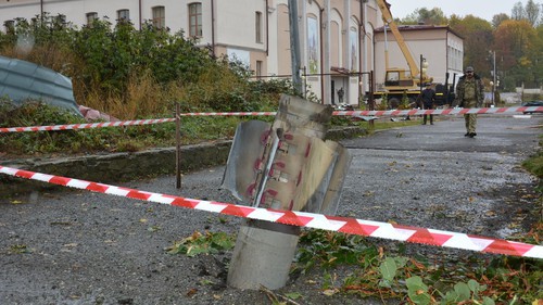 Неразорвавшийся снаряд в Степанакерте. Фото Службы по чрезвычайным ситуациям Нагорного Карабаха, https://www.facebook.com/RescueServiceOfTheNKR/posts/3763383793696068 Неразорвавшийся снаряд в Степанакерте. Фото Службы по чрезвычайным ситуациям Нагорного Карабаха, https://www.facebook.com/RescueServiceOfTheNKR/posts/3763383793696068