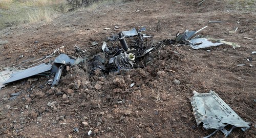 Останки беспилотного летательного аппарата на окраине Степанакерта во время военного конфликта d Нагорноv Карабахе, 11 октября 2020 года. Фото: REUTERS/Stringer Останки беспилотного летательного аппарата на окраине Степанакерта во время военного конфликта d Нагорноv Карабахе, 11 октября 2020 года. Фото: REUTERS/Stringer