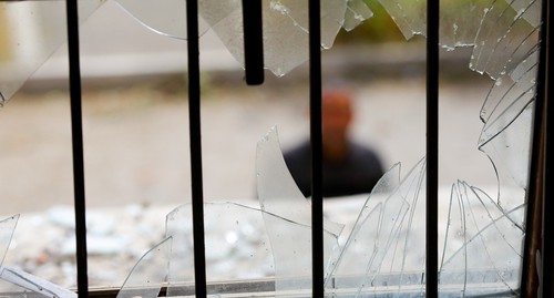 Разбитое взрывом окно. Нагорный Карабах. Фото Азиза Каримова для "Кавказского узла" Разбитое взрывом окно. Нагорный Карабах. Фото Азиза Каримова для "Кавказского узла"