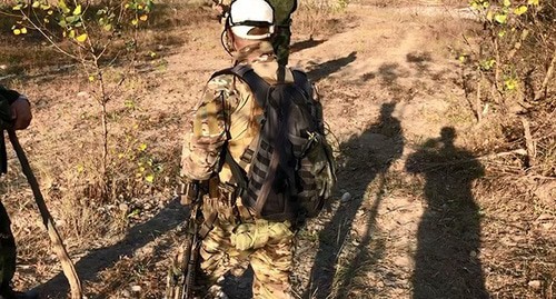 Сотрудник силовых структур во время спецоперации в Серноводском районе Чечни. Фото: пресс-служба Национального антитеррористического комитета http://nac.gov.ru/ Сотрудник силовых структур во время спецоперации в Серноводском районе Чечни. Фото: пресс-служба Национального антитеррористического комитета http://nac.gov.ru/
