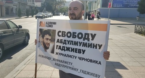 Житель Махачкалы на пикете в защиту Гаджиева. Фото Ильяса Капиева для "Кавказского узла". Житель Махачкалы на пикете в защиту Гаджиева. Фото Ильяса Капиева для "Кавказского узла".