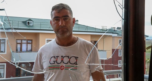 Мирный житель у разбитого обстрелом окна. Фото Азиза Каримова для "Кавказского узла" Мирный житель у разбитого обстрелом окна. Фото Азиза Каримова для "Кавказского узла"