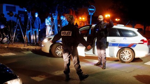 Полицейские на месте убийства подозреваемого в нападении на школьного учителя в Франции. Фото Charles Platiau/Reuters. Полицейские на месте убийства подозреваемого в нападении на школьного учителя в Франции. Фото Charles Platiau/Reuters.