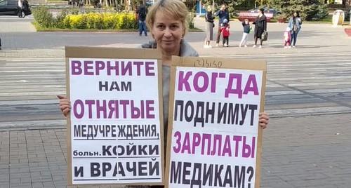 Активистка Тамара Гродникова держит плакаты с критикой реформы здравоохранения и с требованием повысить зарплаты врачам. Волгоград, 18 октября 2020 года. Фото Татьяны Филимоновой для "Кавказского узла". Активистка Тамара Гродникова держит плакаты с критикой реформы здравоохранения и с требованием повысить зарплаты врачам. Волгоград, 18 октября 2020 года. Фото Татьяны Филимоновой для "Кавказского узла".