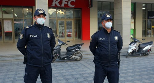 Сотрудники полиции на улице Баку во время эпидемии. Фото: REUTERS/Aziz Karimov Сотрудники полиции на улице Баку во время эпидемии. Фото: REUTERS/Aziz Karimov
