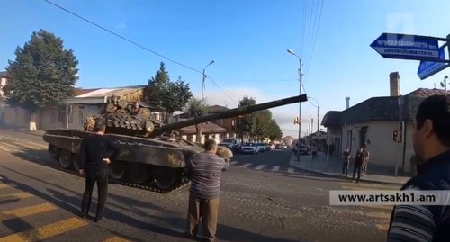 Танк на уцлице Степанакерта, сентябрь 2020 года. скриншот видео канала Lamin Sakho3, https://www.youtube.com/watch?v=EdQd9nm0PnY&feature=emb_logo Танк на уцлице Степанакерта, сентябрь 2020 года. скриншот видео канала Lamin Sakho3, https://www.youtube.com/watch?v=EdQd9nm0PnY&feature=emb_logo