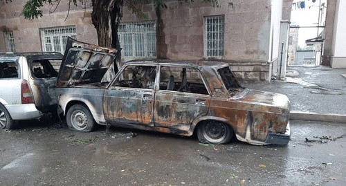 Разбитый автомобиль на улице в Степанакертье, 19 октября. Фото Алвард Григорян для "Кавказского узла". Разбитый автомобиль на улице в Степанакертье, 19 октября. Фото Алвард Григорян для "Кавказского узла".