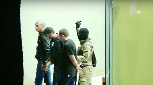 Подозреваемый и заложники выходят из здания. Кадр видео Georgian Public Broadcaster Подозреваемый и заложники выходят из здания. Кадр видео Georgian Public Broadcaster