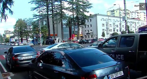 Полицейские машины на месте ограбления банка в Зугдиди. Стоп-кадр видео https://russian.rt.com/ussr/video/794790-gruziya-zahvat-zalozhnikov-bank Полицейские машины на месте ограбления банка в Зугдиди. Стоп-кадр видео https://russian.rt.com/ussr/video/794790-gruziya-zahvat-zalozhnikov-bank