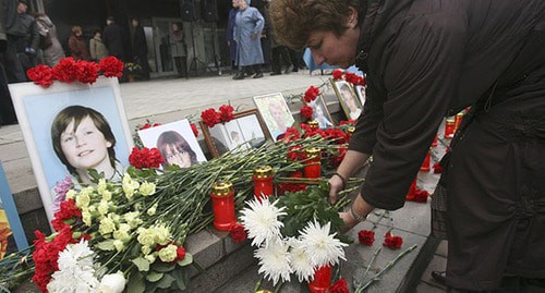 Цветы и портреты погибших возле Театрального центра на Дубровке, где находились заложники. Москва, 26 октября 2007 года. Фото: REUTERS/Grigory Tambulov (RUSSIA) Цветы и портреты погибших возле Театрального центра на Дубровке, где находились заложники. Москва, 26 октября 2007 года. Фото: REUTERS/Grigory Tambulov (RUSSIA)