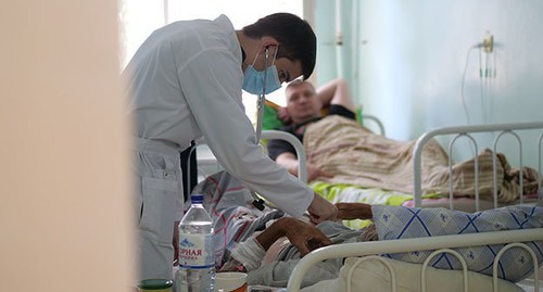Врач осматривает пациента, 20 октября 2020 года. Фото Вячеслава Прудникова для "Кавказского узла" Врач осматривает пациента, 20 октября 2020 года. Фото Вячеслава Прудникова для "Кавказского узла"