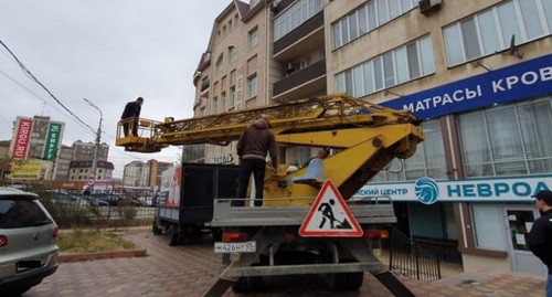 Демонтаж вывесок в Махачкале. Фото: пресс-служба мэрии Махачкалы, https://www.mkala.ru/info/news/2020/10/27/news_24989.html Демонтаж вывесок в Махачкале. Фото: пресс-служба мэрии Махачкалы, https://www.mkala.ru/info/news/2020/10/27/news_24989.html