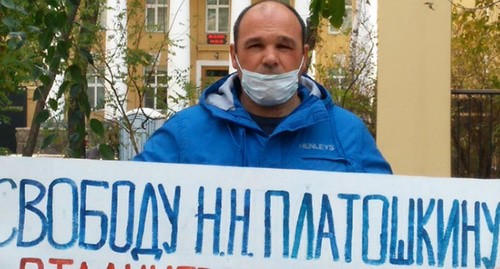 Михаил Матвеев провел сегодня в Волгограде пикет в поддержку Николая Платошкина. Волгоград, 28 октября 2020 г. Фото Татьяны Филимоновой для "Кавказского узла" Михаил Матвеев провел сегодня в Волгограде пикет в поддержку Николая Платошкина. Волгоград, 28 октября 2020 г. Фото Татьяны Филимоновой для "Кавказского узла"