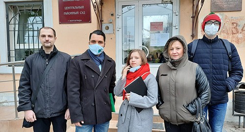 Мария Худоярова (в центре) возле здания суда. Фото Татьяны Филимоновой для "Кавказского узла" Мария Худоярова (в центре) возле здания суда. Фото Татьяны Филимоновой для "Кавказского узла"