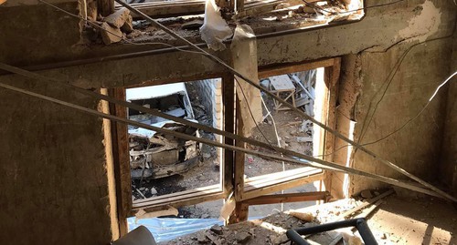 Здание после обстрела в Степанакерте, 19 октября 2020 года. Фото: Алвард Григорян для "Кавказского узла" Здание после обстрела в Степанакерте, 19 октября 2020 года. Фото: Алвард Григорян для "Кавказского узла"