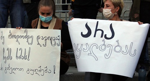 Участники акции протеста. Надписи на плакатах: "Я до конца буду защищать свой голос! Не смейте фальсифицировать!" и "Нет фальсификации". Тбилиси, 1 ноября 2020 г. Фото Инны Кукуджановой для "Кавказского узла" Участники акции протеста. Надписи на плакатах: "Я до конца буду защищать свой голос! Не смейте фальсифицировать!" и "Нет фальсификации". Тбилиси, 1 ноября 2020 г. Фото Инны Кукуджановой для "Кавказского узла"