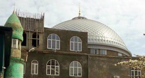 Здание мечети на улице Венгерских бойцов в Махачкале. Фото Патимат Махмудовой для "Кавказского узла" Здание мечети на улице Венгерских бойцов в Махачкале. Фото Патимат Махмудовой для "Кавказского узла"