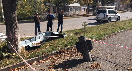 Неразорвавшийся снаряд в городе Шуши 28 октября 2020 года. Фото Алвард Григорян для "Кавказского узла" Неразорвавшийся снаряд в городе Шуши 28 октября 2020 года. Фото Алвард Григорян для "Кавказского узла"