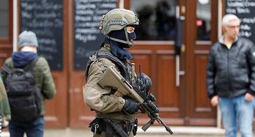 Сотрудник силовых структур на месте теракта в Вене. 5 ноября 2020 г. REUTERS/Leonhard Foeger Сотрудник силовых структур на месте теракта в Вене. 5 ноября 2020 г. REUTERS/Leonhard Foeger