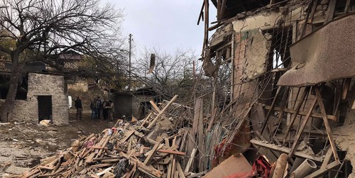 Дом, разрушенный в результате ракетного обстрела. Степанакерт, 6 ноября 2020 года. Фото Алвард Григорян для "Кавказского узла" Дом, разрушенный в результате ракетного обстрела. Степанакерт, 6 ноября 2020 года. Фото Алвард Григорян для "Кавказского узла"
