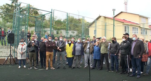 Встреча жителей Бытхи, протестующих против строительства многоэтажек на северном склоне горы, с представителем застройщика 07.11.2020. Кадр видео
Вести Сочи https://www.youtube.com/watch?v=V40SR8MFB8c&feature=emb_logo Встреча жителей Бытхи, протестующих против строительства многоэтажек на северном склоне горы, с представителем застройщика 07.11.2020. Кадр видео
Вести Сочи https://www.youtube.com/watch?v=V40SR8MFB8c&feature=emb_logo