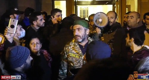 Участники протестов в Ереване, скриншот видео https://www.youtube.com/watch?v=JbVFEkaXN98&feature=youtu.be Участники протестов в Ереване, скриншот видео https://www.youtube.com/watch?v=JbVFEkaXN98&feature=youtu.be