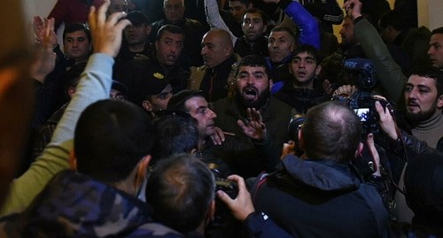 Протестующие в здании парламента Армении. Скриншот видео канала NEWS AM https://www.youtube.com/watch?v=JbVFEkaXN98&feature=youtu.be Протестующие в здании парламента Армении. Скриншот видео канала NEWS AM https://www.youtube.com/watch?v=JbVFEkaXN98&feature=youtu.be