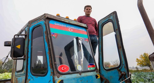 Трактор, украшенный символикой Азербайджана и Турции. Фото Азитза Каримова для "Кавказского узла". Трактор, украшенный символикой Азербайджана и Турции. Фото Азитза Каримова для "Кавказского узла".