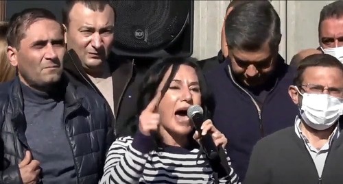 Митинга с требованием об отставке Никола Пашиняна в Ереване 11.11.2020. Кадр видео Novosti-Armenia https://www.youtube.com/watch?v=DNU3ROhaVbc Митинга с требованием об отставке Никола Пашиняна в Ереване 11.11.2020. Кадр видео Novosti-Armenia https://www.youtube.com/watch?v=DNU3ROhaVbc