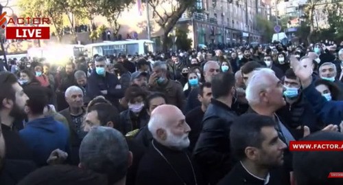 Митинг за отставку Пашиняна.
Стоп-кадр видео https://www.youtube.com/watch?v=7gUId4xQWq8&feature=emb_logo Митинг за отставку Пашиняна.
Стоп-кадр видео https://www.youtube.com/watch?v=7gUId4xQWq8&feature=emb_logo