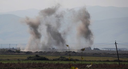 Дым над местом, где идут военные действия. Нагорный Карабах, октябрь 2020 года. Фото: REUTERS/Umit Bektas Дым над местом, где идут военные действия. Нагорный Карабах, октябрь 2020 года. Фото: REUTERS/Umit Bektas