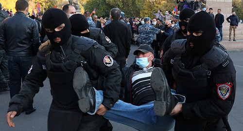 Сотрудники полиции задерживают участника акции. Ереван, 12 ноября 2020 года. Фото: Stepan Poghosyan/Photolure via REUTERS Сотрудники полиции задерживают участника акции. Ереван, 12 ноября 2020 года. Фото: Stepan Poghosyan/Photolure via REUTERS