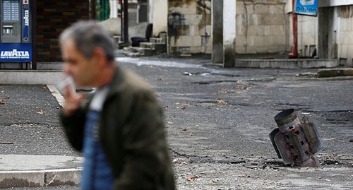 Житель Степанакерта возле неразорвавшегося снаряда. Октябрь 2020 г. Фото: REUTERS/Stringer Житель Степанакерта возле неразорвавшегося снаряда. Октябрь 2020 г. Фото: REUTERS/Stringer