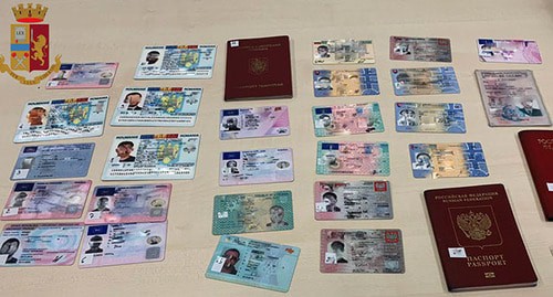 Поддельные документы. Фото: официальный сайт полиции Италии https://questure.poliziadistato.it/it/Milano/articolo/11945fad1710ab4d3904407042/ Поддельные документы. Фото: официальный сайт полиции Италии https://questure.poliziadistato.it/it/Milano/articolo/11945fad1710ab4d3904407042/
