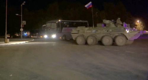 Российские миротворцы сопровождают 19 автобусов с беженцами 15 ноября 2020 года. Фото пресс-службы МО России http://mil.ru/russian_peacekeeping_forces/news/more.htm?id=12324807@egNews Российские миротворцы сопровождают 19 автобусов с беженцами 15 ноября 2020 года. Фото пресс-службы МО России http://mil.ru/russian_peacekeeping_forces/news/more.htm?id=12324807@egNews