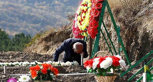 Мужчина на могиле погибшего во время военных действий в Нагорном Карабахе. Степанакерт, 14 октября 2020 г. Фото: REUTERS/Stringer Мужчина на могиле погибшего во время военных действий в Нагорном Карабахе. Степанакерт, 14 октября 2020 г. Фото: REUTERS/Stringer